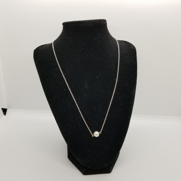 silver tone necklace with white faux pearl - Picture 2 of 6